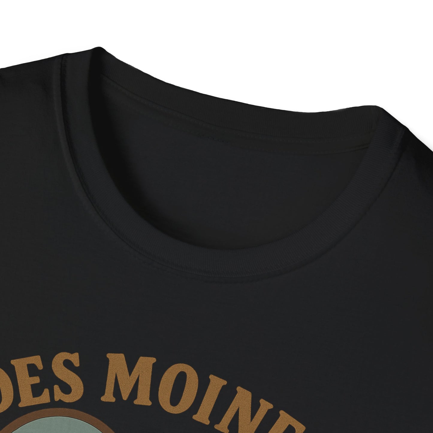 Fall in Love with Des Moines: Unisex Soft Tee Celebrating Iowa's Capital with Heart